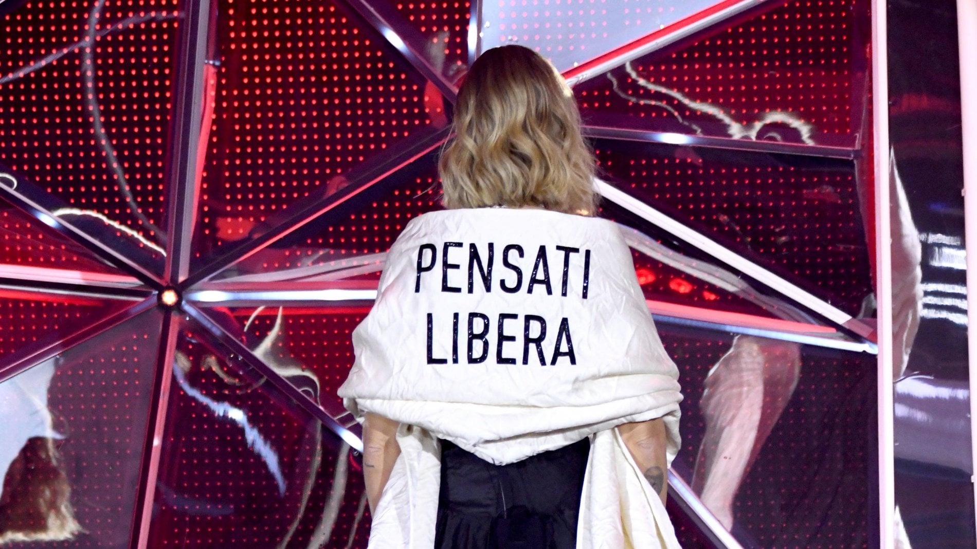 Chi Claire Fontaine Il Duo Artistico Dietro L abito Di Chiara 