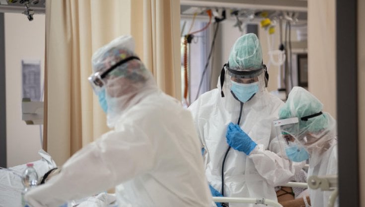 Effetto Covid, prendo l'antibiotico ma non funziona. Cosa rischiamo con i super-batteri