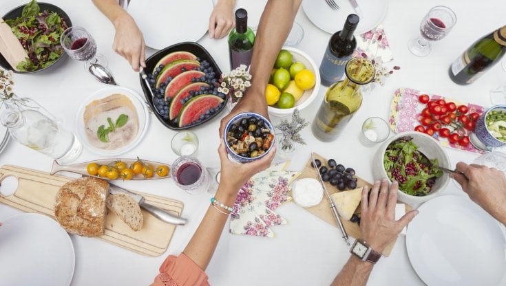 Cucina vegetale e vino a tavola (@GettyImages)
