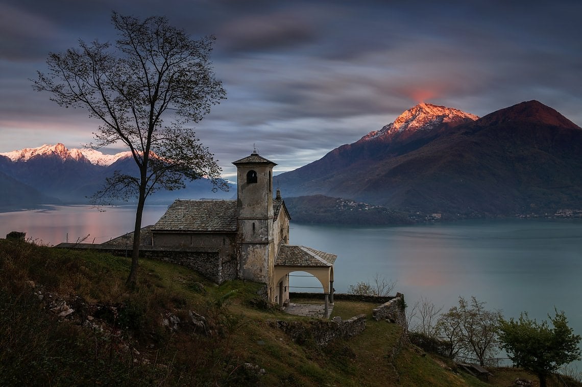 La chiesa di Sant'Eufemia al sasso di Musso poco prima di Dongo