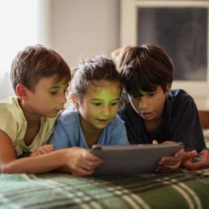 Troppe ore davanti agli schermi, allarme sonno per i bambini 