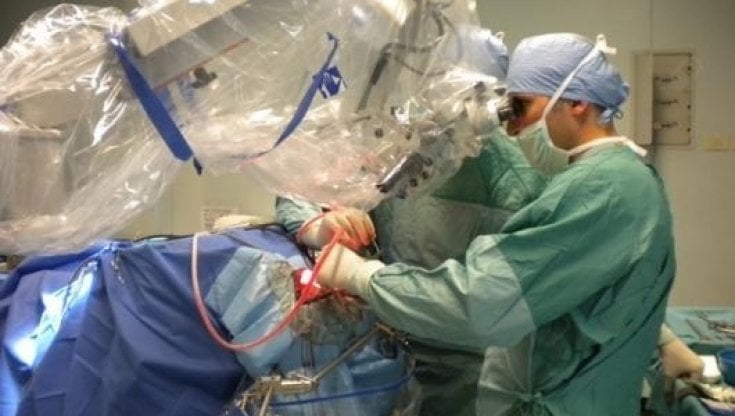Operata da sveglia di un tumore al cervello mentre allatta il figlio neonato