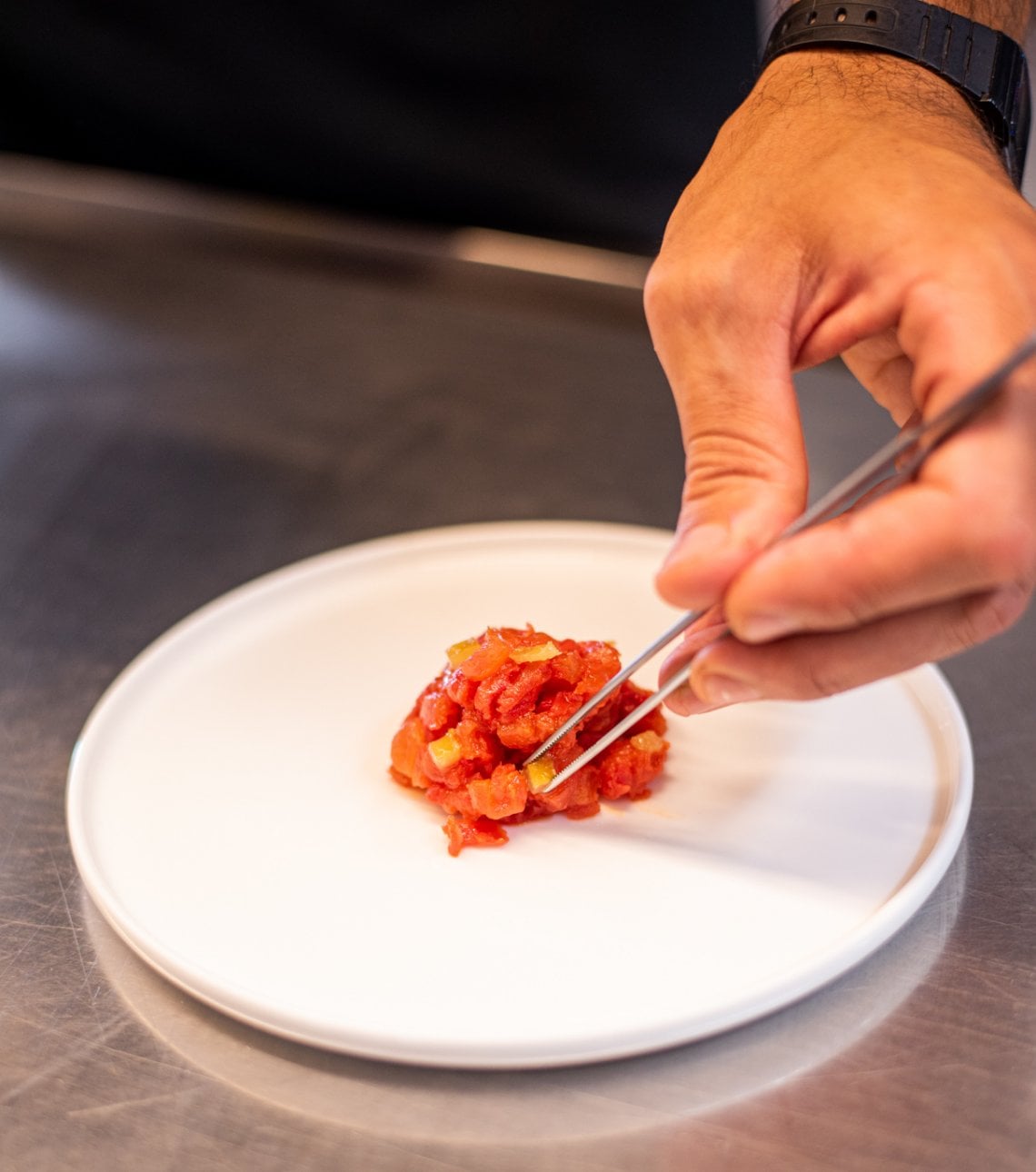 Pomodori liguri, tartare, bottarga, limone e semi di girasole