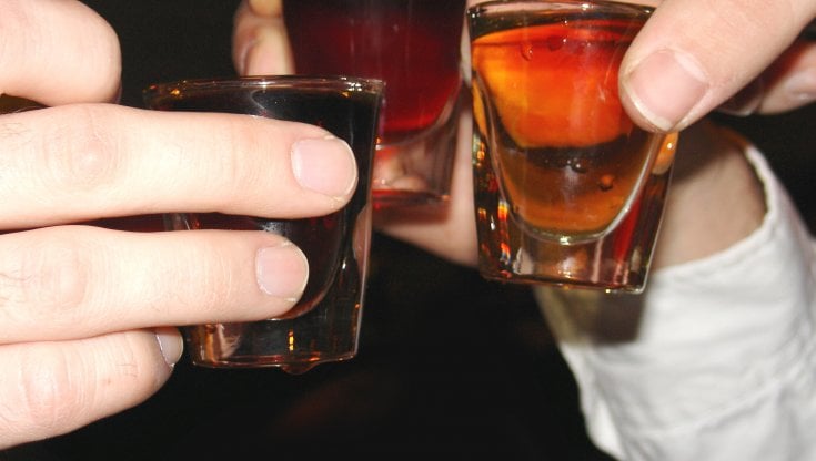 Francesca, 16 anni, in terapia per disintossicarsi dell'alcol. "Senza non mi diverto più"