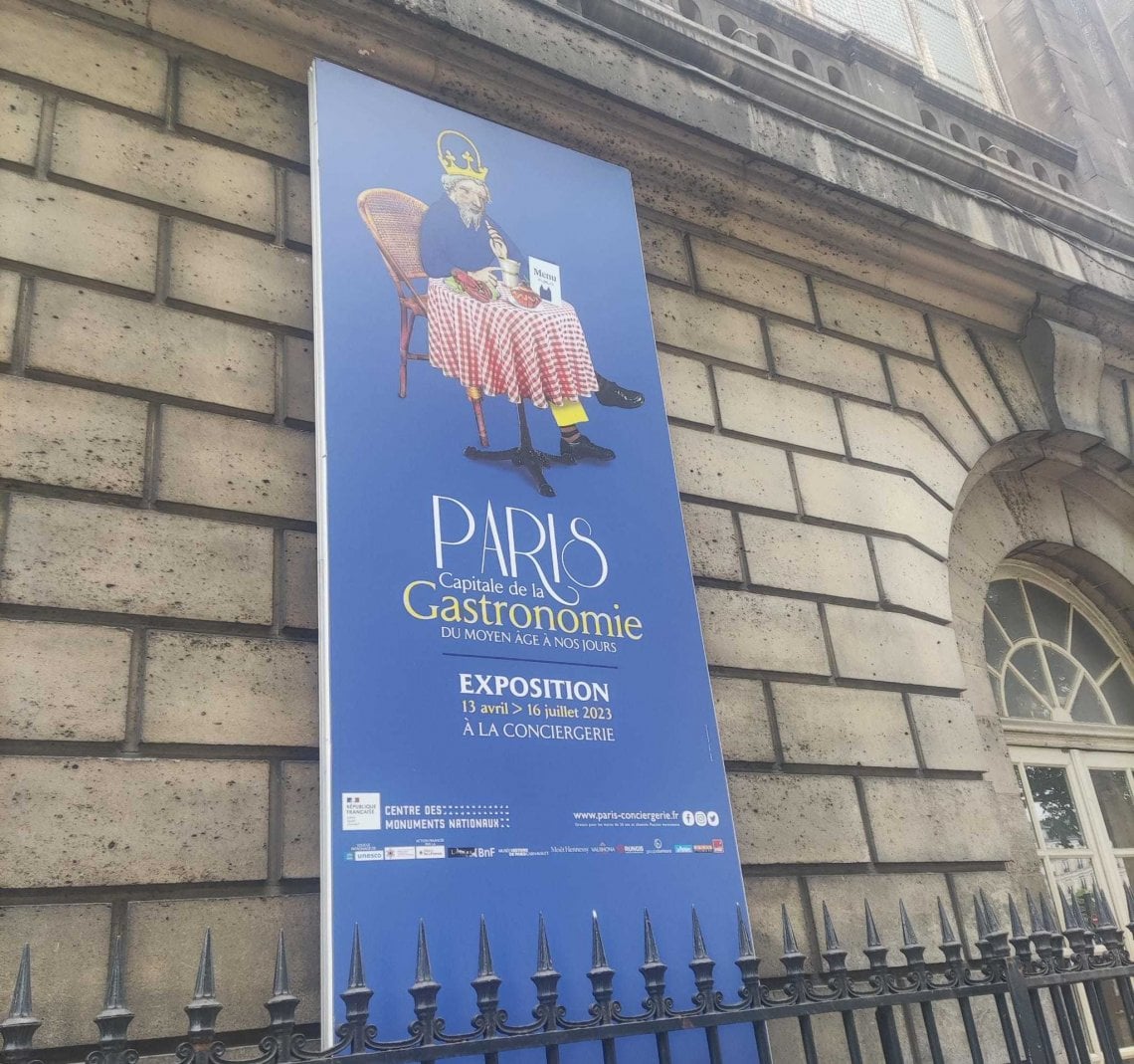 Il manifesto all'ingresso della mostra "Parigi capitale della gastronomia" alla Conciergerie, palazzo storico residenza reale e poi prigione