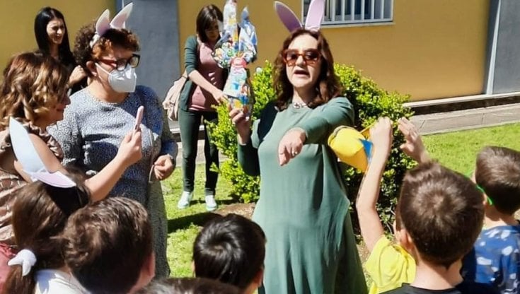 Caccia alle uova nel giardino dell'ospedale