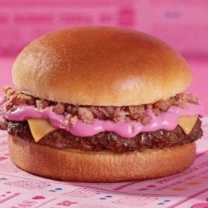 Burger King lancia l’hamburger rosa ispirato al film Barbie