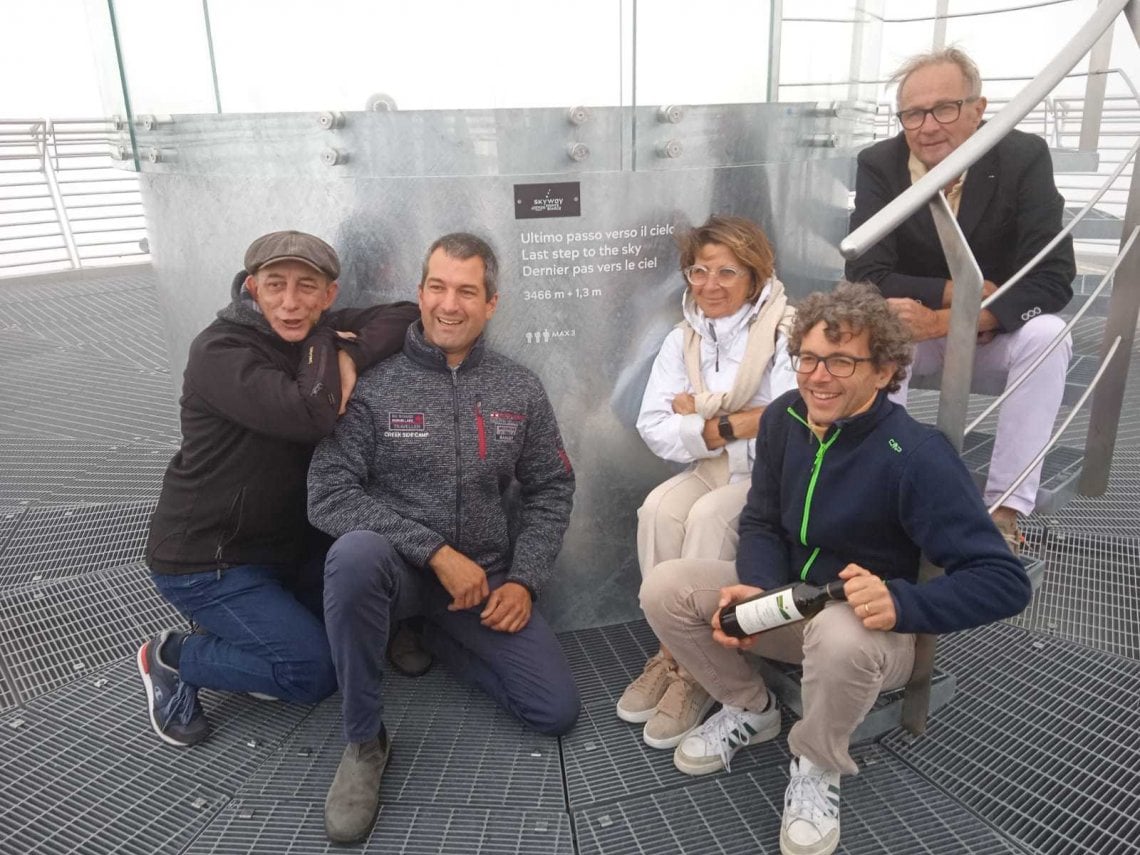 Da sin., il wine expert Daniele Lucca, i viticoltori Roberto Crosio, Daniela Poggio, Luca Rostagno e Walter Massa sul Monte Bianco all'evento Svitando Svettando organizzato da Guala Closures