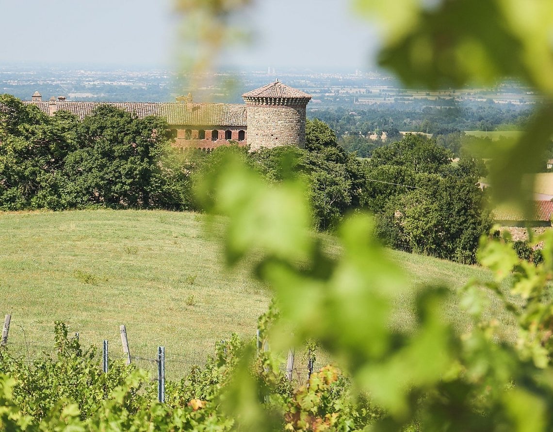 Il castello di Momeliano, dove sorge Cantina Luretta