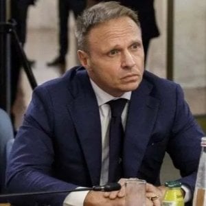 "In Italia i poveri mangiano meglio dei ricchi", è polemica sulla frase del ministro Lollobrigida