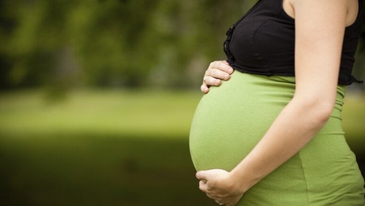Alcol: il 10% delle donne in gravidanza lo consuma. Gli esperti: "Non c'è una dose sicura"