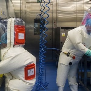 Covid, virus sfuggito al laboratorio di Wuhan? Un funzionario accusa la Cia