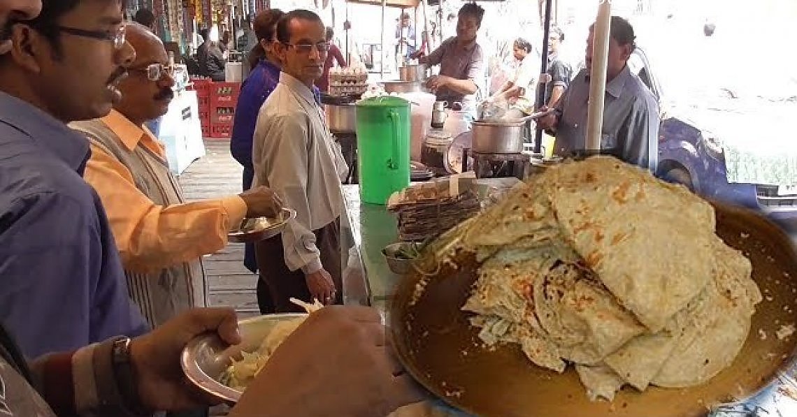 La preparazione del paratha nelle strade di Calcutta