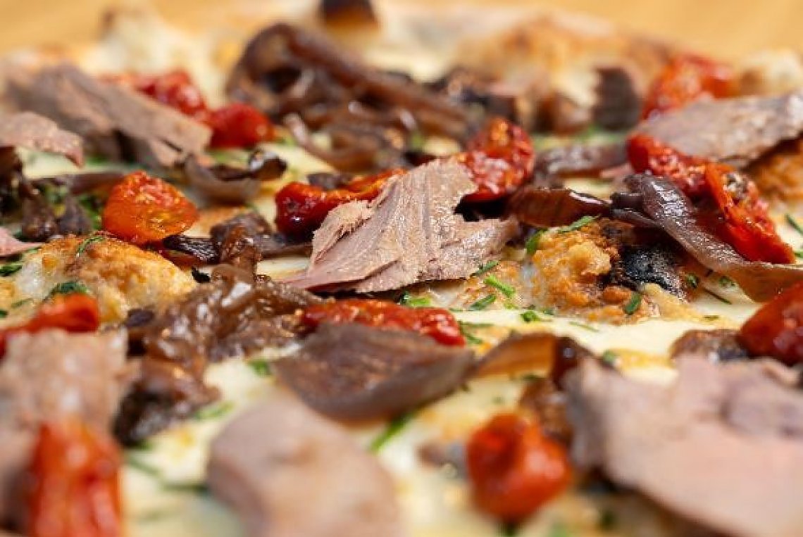 La "Favignana", di Ammodo, a Palermo: Fiordilatte dei Monti, datterino rosso semi dry, filetti di tonno, cipolla rossa di Tropea Igp, olio evo Bio "Cherubino Tonda Iblea" Terraliva
