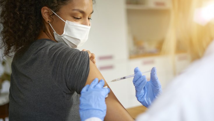 Vaccini, ecco perché le donne hanno più effetti collaterali