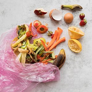 Gli italiani sprecano mezzo chilo di cibo a settimana: ecco 5 consigli per non farlo più