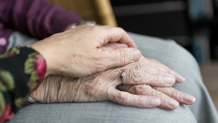 Mamma anziana e fragile ha contratto Covid ad agosto. Deve fare la sesta dose? Quando?