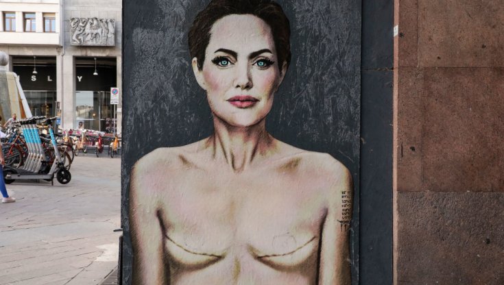 Il murale di Alexsandro Palombo intitolato "Love yourself" che ritrae Angelina Jolie con le cicatrici della mastectomia &egrave; apparso (e poco dopo rimosso) in piazza San Babila a Milano in occasione del World Breast Cancer Day del 22 maggio 2023 (Photo by Sheila Gallerani/Archivio Sheila Gallerani/Mondadori Portfolio via Getty Images)