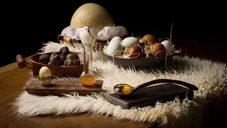 AlI&rsquo;Azurmendi si pu&ograve; degustare il tuorlo d&rsquo;uovo riempito di salsa al tartufo nero