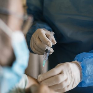 Covid, aver fatto il vaccino prima dell'infezione riduce i sintomi del long Covid (e di tanto)