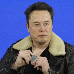 Elon Musk risponde con un pesante insulto alle aziende che hanno sospeso la pubblicità su X: “Mi ricattano”