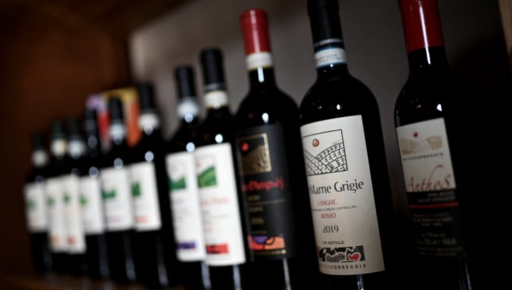 Più tempo per cambiare le etichette del vino, Lollobrigida firma decreto di proroga