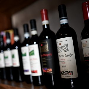 Più tempo per cambiare le etichette del vino, Lollobrigida firma decreto di proroga