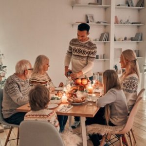 Natale, sette regole per sopravvivere alle abbuffate e ai parenti