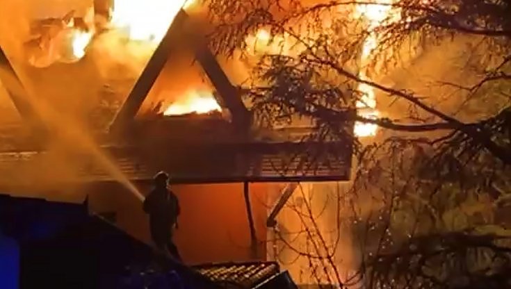 I Vigili del fuoco di Novara al lavoro per spegnere l'incendio