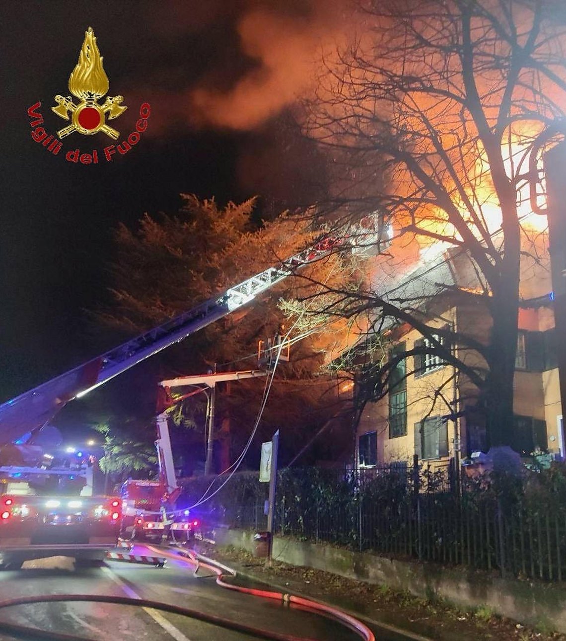 &nbsp;Un'altra immagine dell'incendio