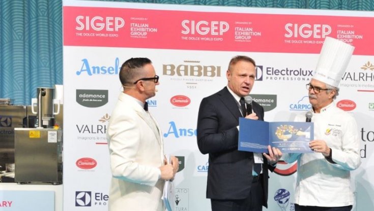 Il ministro dell'Agricoltura Francesco Lollobrigida premia il gelatiere presidente della Coppa del Mondo della Gelateria, Giancarlo Timballo (foto @Mattia Serratore)