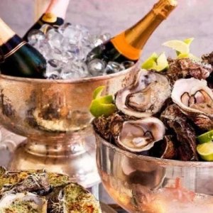 San Valentino e l'erotismo della tavola: dalle ostriche alla cannella, il desiderio è servito