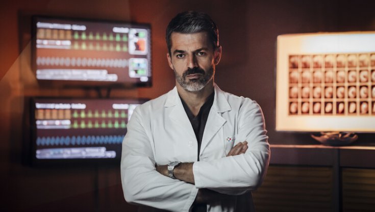 Luca Argentero,  nella serie televisiva 'Doc', nella quale si spiega come fare il massaggio cardiaco