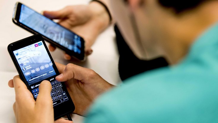 Vietare cellulari e tablet nelle scuole, così allontaniamo i ragazzi dalle aule
