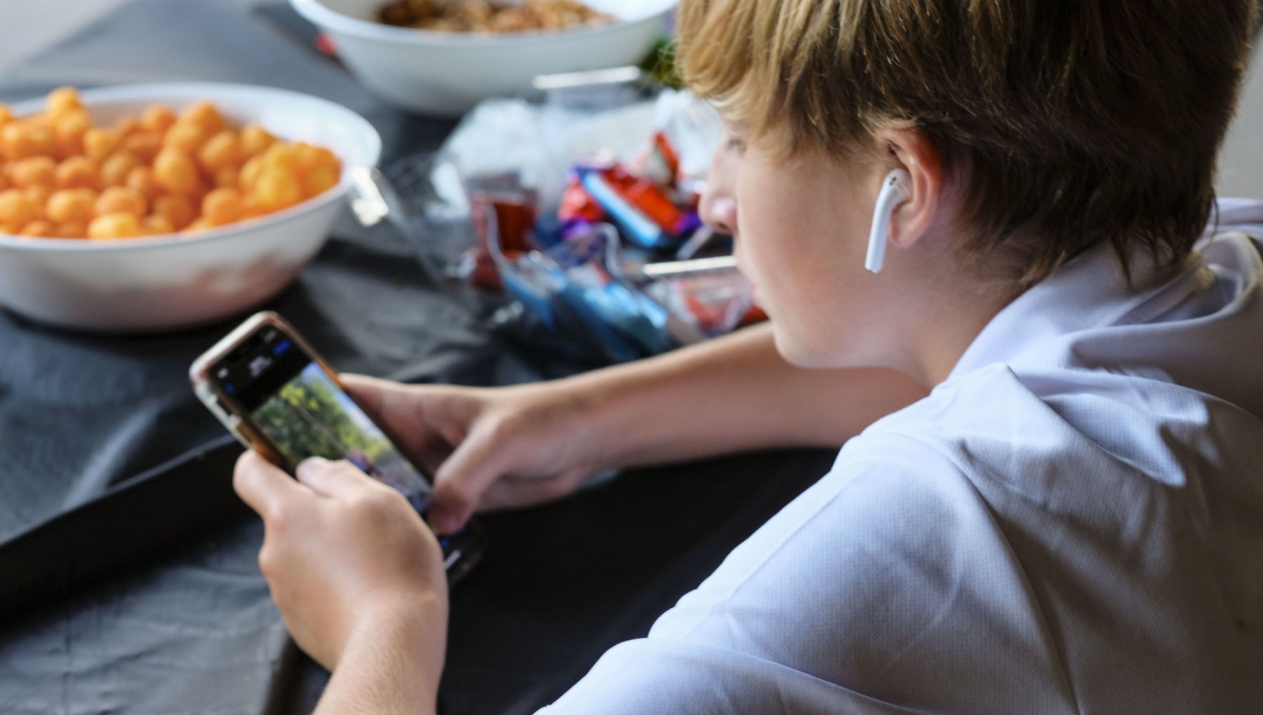 だから、教師と保護者のスマートフォンを禁止しましょう。