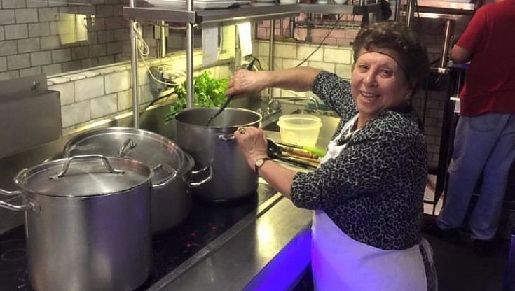 Nella trattoria di New York dove cucinano le nonne di tutto il mondo