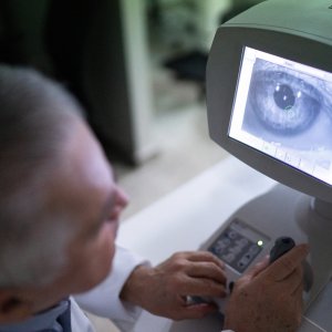 Cataratta: come capire quando è ora di fare l’intervento e che risultati attendersi 