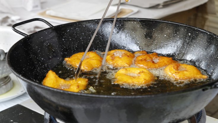 Olio extravergine per friggere? Basta pregiudizi, ce lo dice anche la scienza (e la storia)