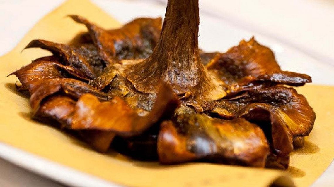 Carciofi alla giudia, specialit&agrave; del Lazio