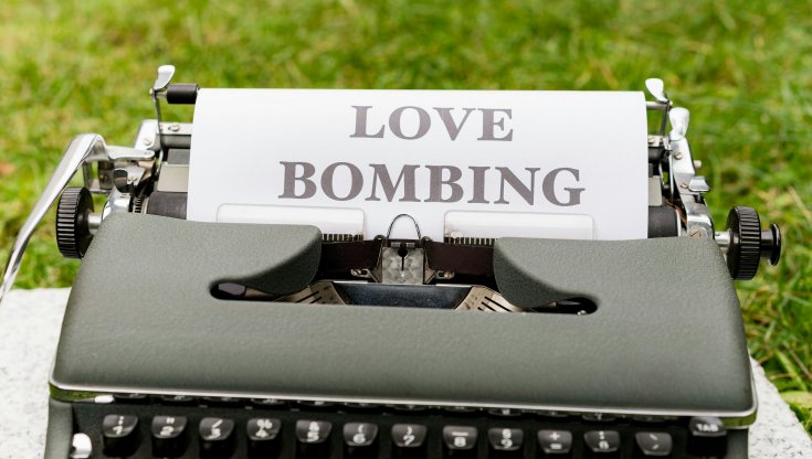 "Love bombing", tecnica seduttiva o distruttiva? Quando l'amore è soltanto manipolazione