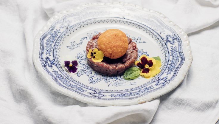 Mini tartare "You&amp;Meat" e sfere di parmigiano (ph.studio kontrasto)