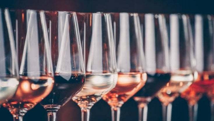 Vino, nel mondo si bevono 353 miliardi di dollari all'anno
