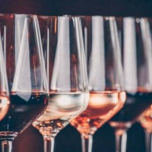 Vino, nel mondo si bevono 353 miliardi di dollari all'anno