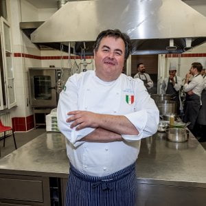 E nella villa confiscata alla Camorra Gennaro Esposito apre una scuola di cucina per ragazzi con sindrome di Down