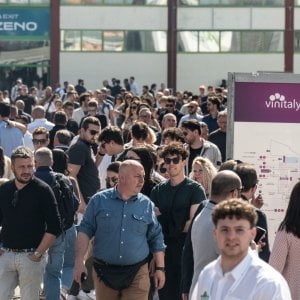 Tajani a Vinitaly: "Il vino non è cancerogeno, respingeremo ogni attacco"