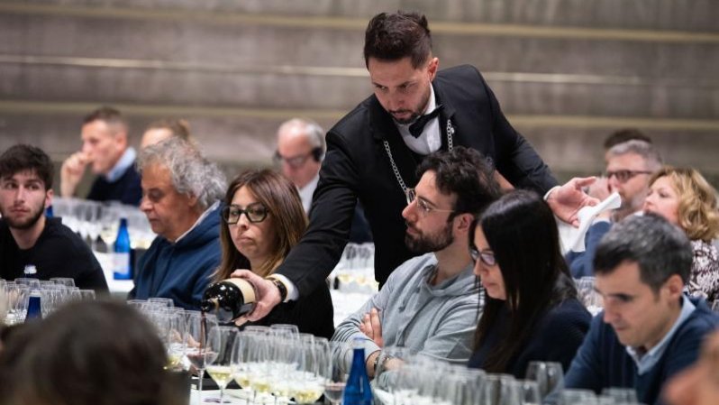 Lollobrigida: "Facciamolo dealcolato, per&ograve; non chiamiamolo vino". Ma molti produttori sono gi&agrave; oltre