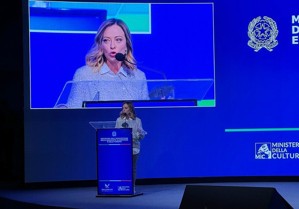 Giorgia Meloni sul palco del Vinitaly (ph. Daniele Solavaggione)