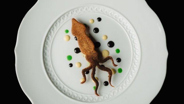 &nbsp;Gazpachuelo, salsa al nero di seppia, tartare cruda e cota di seppia e friggitello