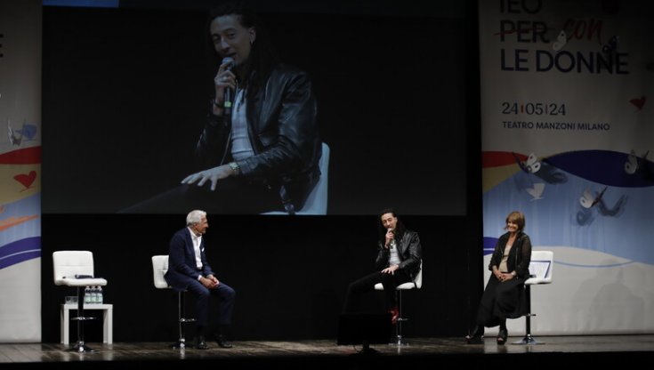 Ghali al Teatro Manzoni, dove ha parlato alle pazienti ed ex pazienti dell'Istituto europeo di oncologia