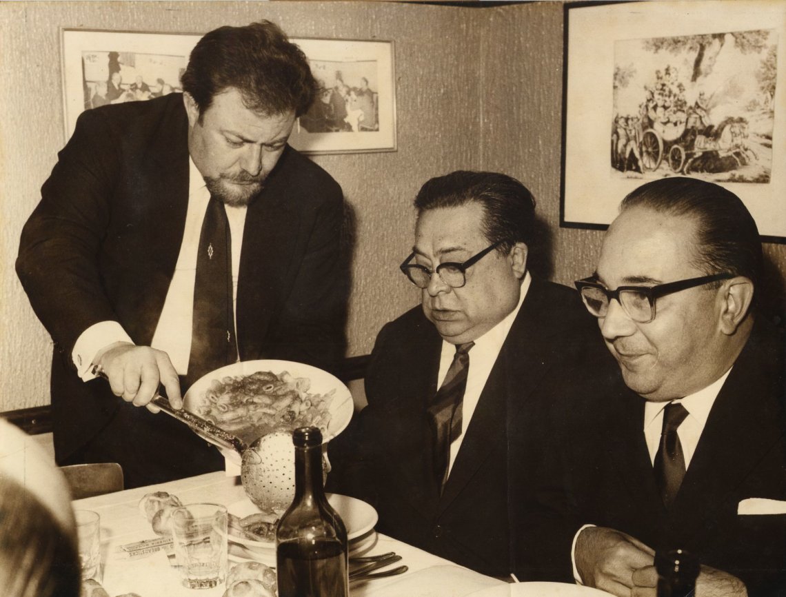 Aldo Fabrizi da Checchino in una foto d'epoca